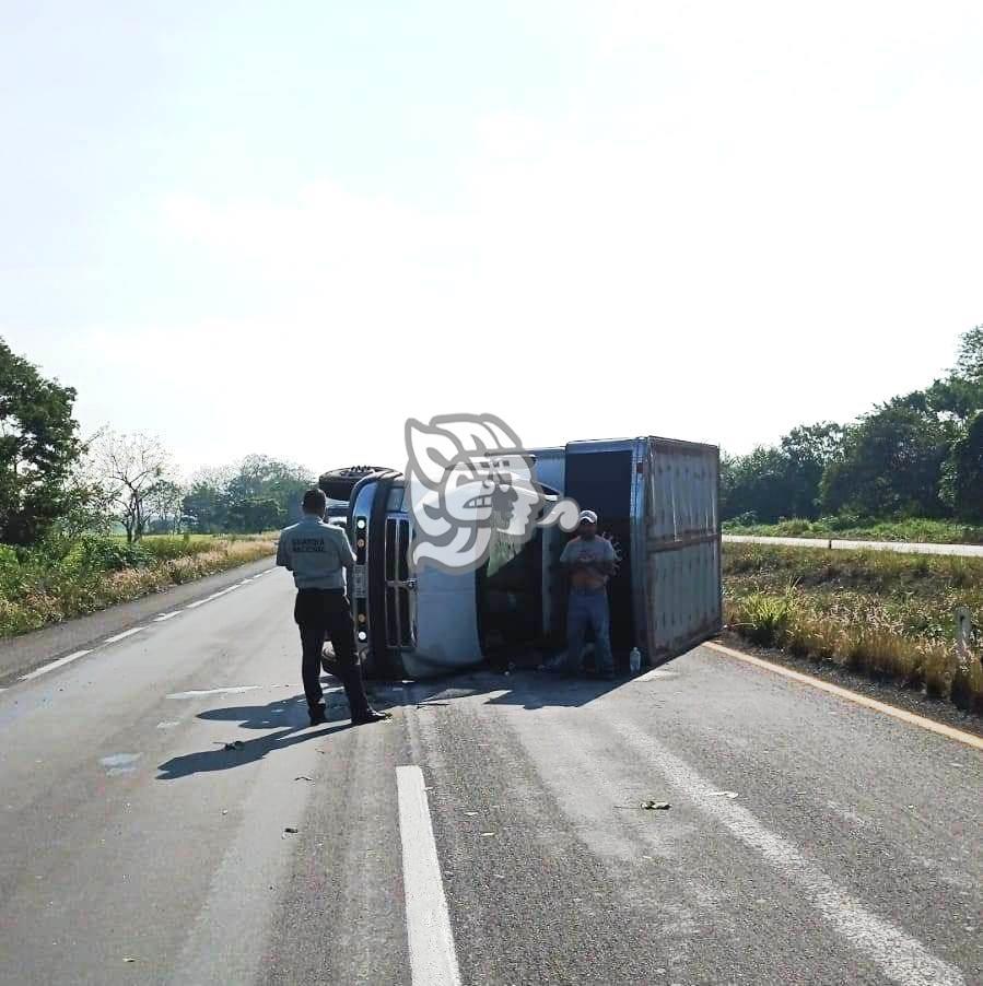 Volcadura de camioneta de carga sobre autopista La Tinaja – Cosoleacaque