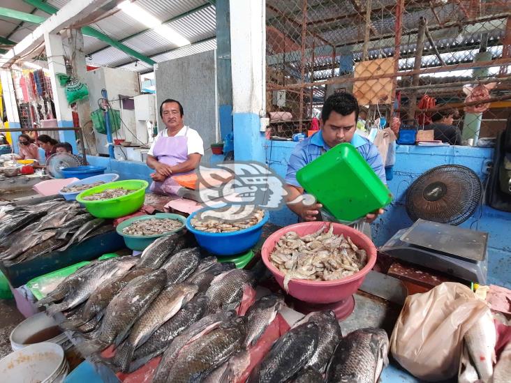 Baja hasta un 40% la venta de pescados y mariscos en Agua Dulce