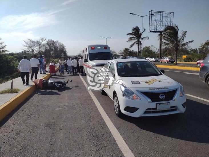 Motociclista se impactó contra taxi de aeropuerto sobre la carretera Veracruz-Xalapa