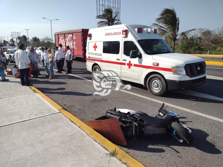 Motociclista se impactó contra taxi de aeropuerto sobre la carretera Veracruz-Xalapa