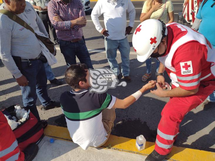 Motociclista se impactó contra taxi de aeropuerto sobre la carretera Veracruz-Xalapa