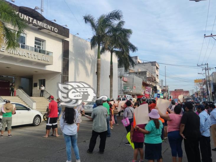 Locatarios del Solidaridad se manifiesten en Ayuntamiento de Minatitlán