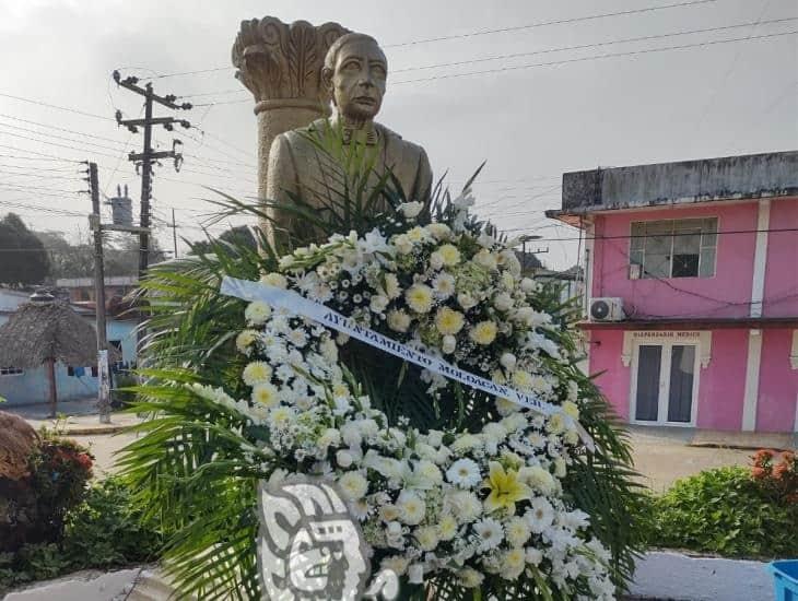Autoridades municipales de Moloacán dedicaron ofrenda floral a Benito Juárez