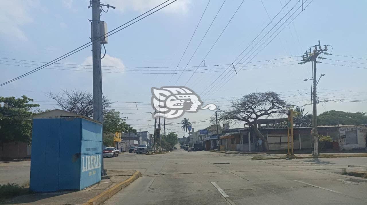 Sin funcionar 20 días semáforo de Juan Escutia y Avenida Uno