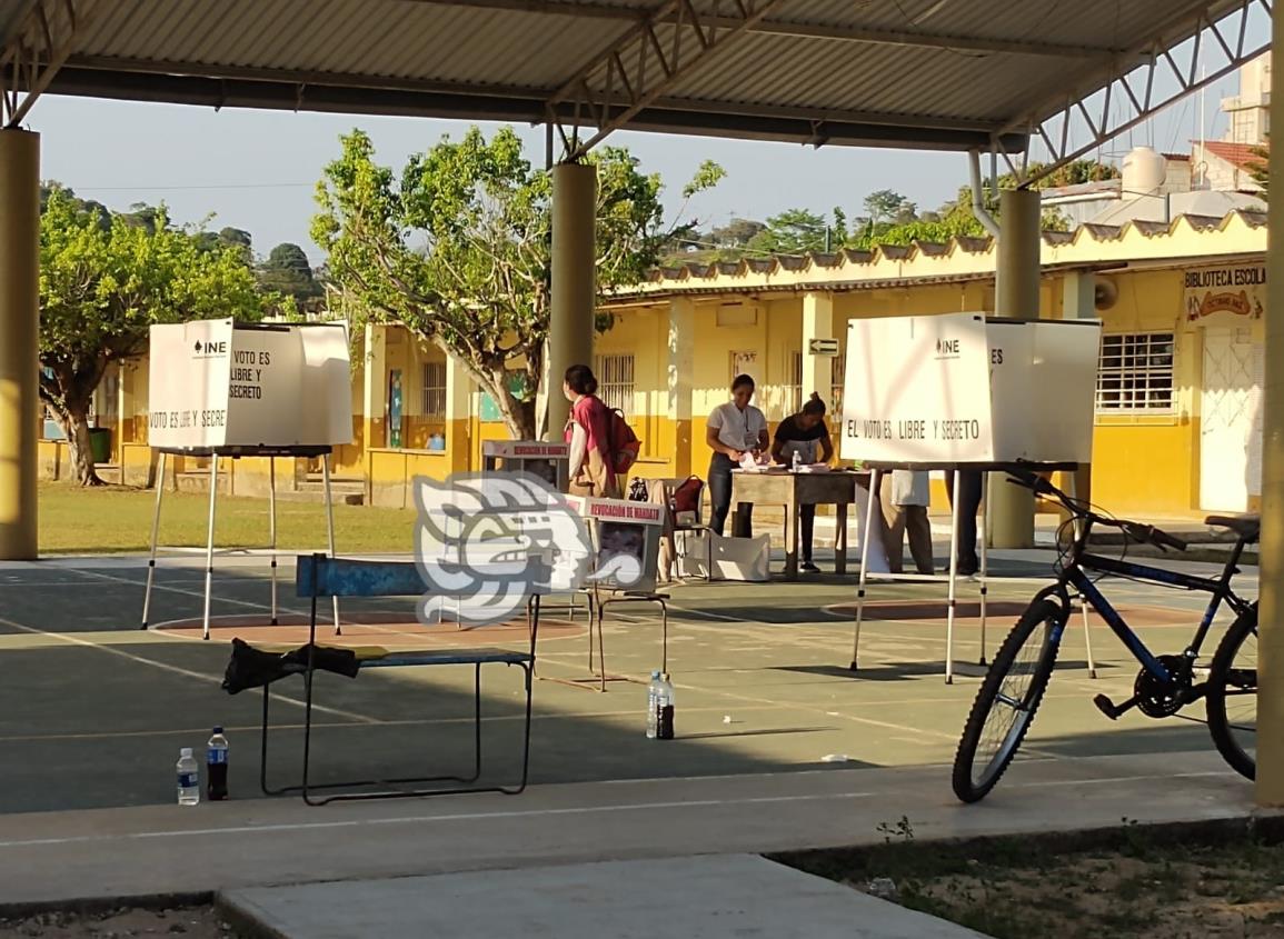Cierran casillas en Moloacán para iniciar conteo de votos