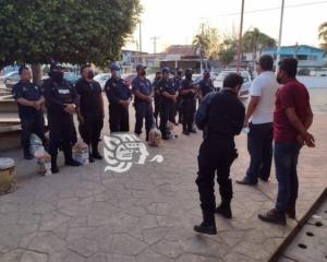 Entregan despensas a policías municipales de Moloacán