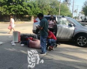 Choca mototortillero contra camioneta en el centro de Coatzacoalcos