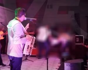 Hombre hiere a una mujer durante un concierto en Nuevo León