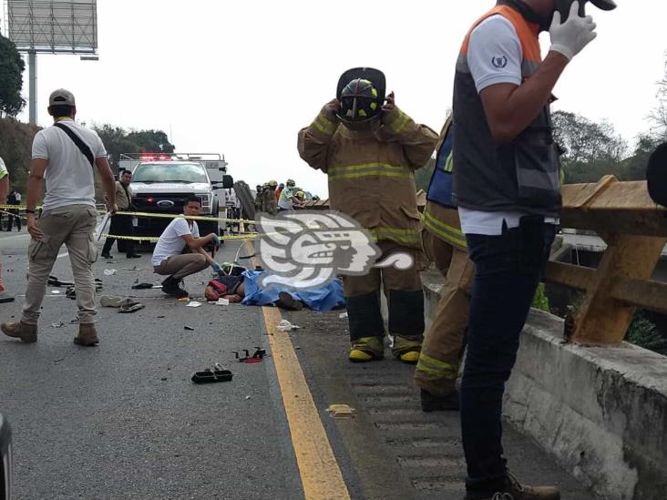Se desbarranca camioneta en La Tinaja-Córdoba; fallecen 2 migrantes y 11 heridos
