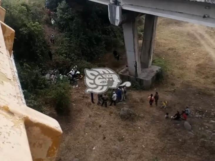Se desbarranca camioneta en La Tinaja-Córdoba; fallecen 2 migrantes y 11 heridos