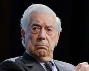 Vargas Llosa, hospitalizado en Madrid por covid-19