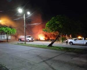 Bomberos combaten incendio de pastizal en Coatzacoalcos 