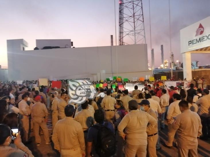 Cientos de petroleros se manifestaron en centros de trabajo de Minatitlán