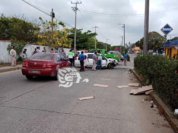 Aparatoso choque frente a panteón en Coatzacoalcos; 7 lesionados