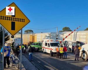 Choque entre autobús y tren deja un muerto y varios heridos en Toluca