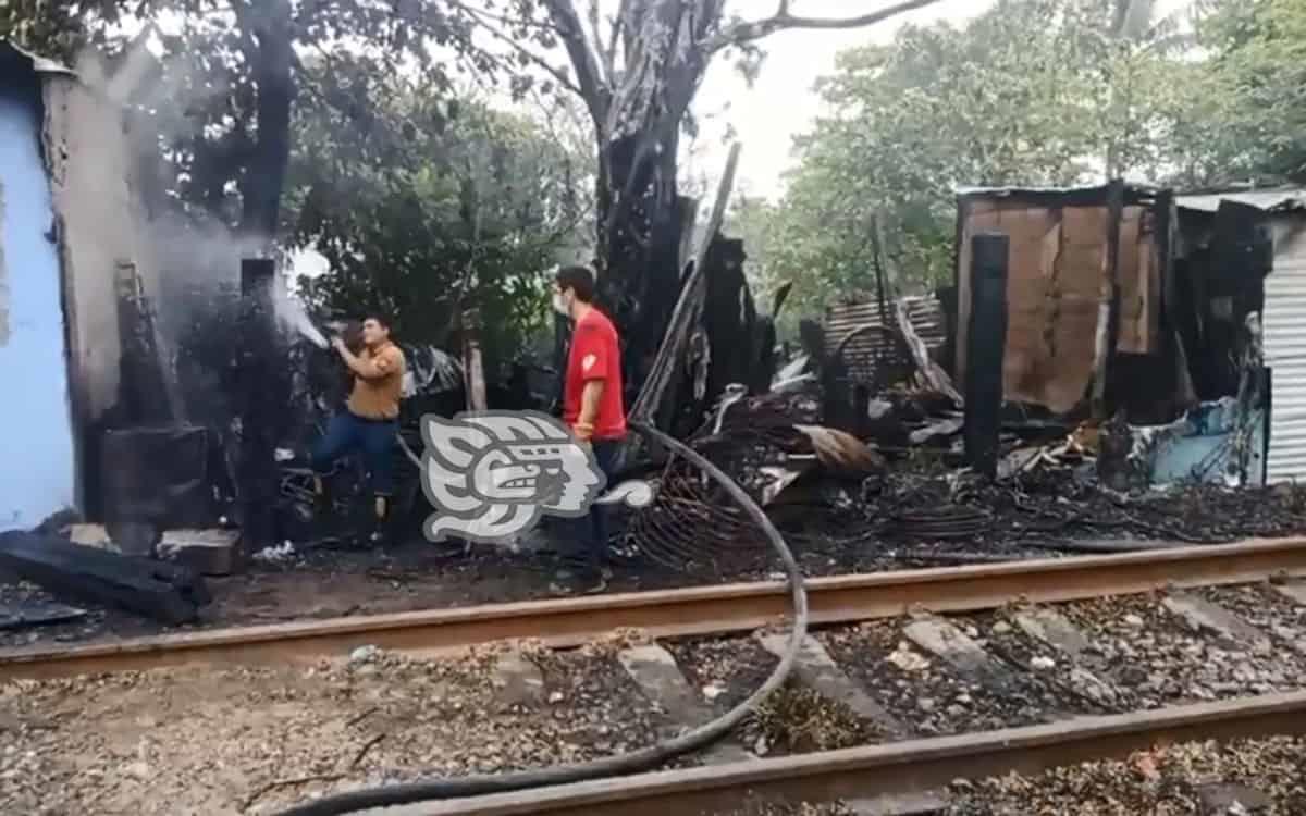 Se incendia vivienda en derecho de vía de Coatzacoalcos