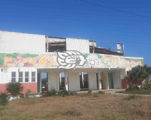Sigue el deterioro del gimnasio de villa Allende 