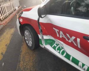 Por no respetar la luz roja auto se impacta contra taxi en Cardel