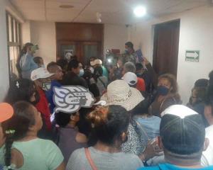 Protesta en palacio de Coatzacoalcos por poco terminaba en conflicto