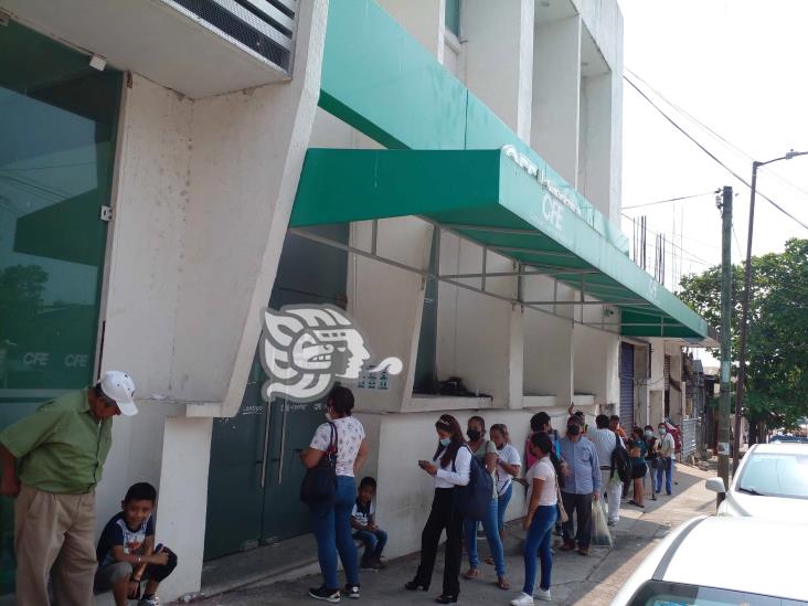 Por pagos y quejas, saturan instalaciones de CFE en Coatzacoalcos