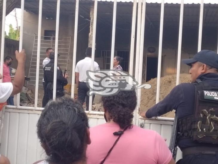 Con dudosas escrituras, desalojan a familia en Coatzacoalcos