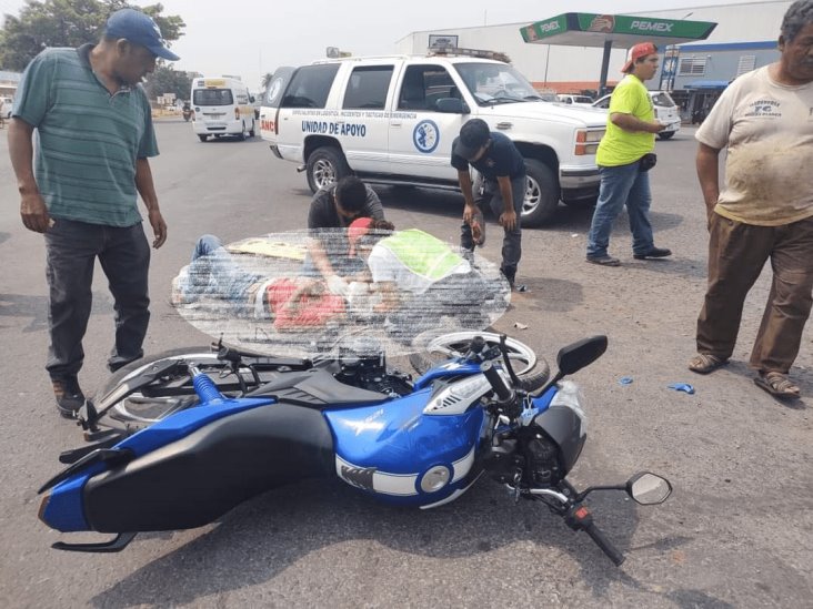 Camioneta impacta a motociclista en Tierra Blanca, lo deja lesionado