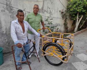 Lectores de Imagen de Veracruz donan triciclo a Don Arcadio tras haber sido robado