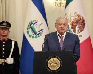 AMLO aumenta inversión para programas sociales en México desde El Salvador
