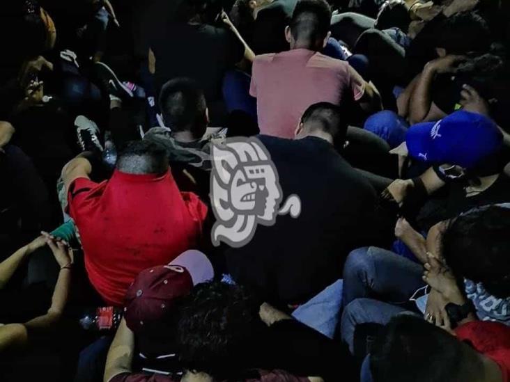 Aseguran 85 migrantes en caseta de peaje Acayucan y detienen a “pollero”