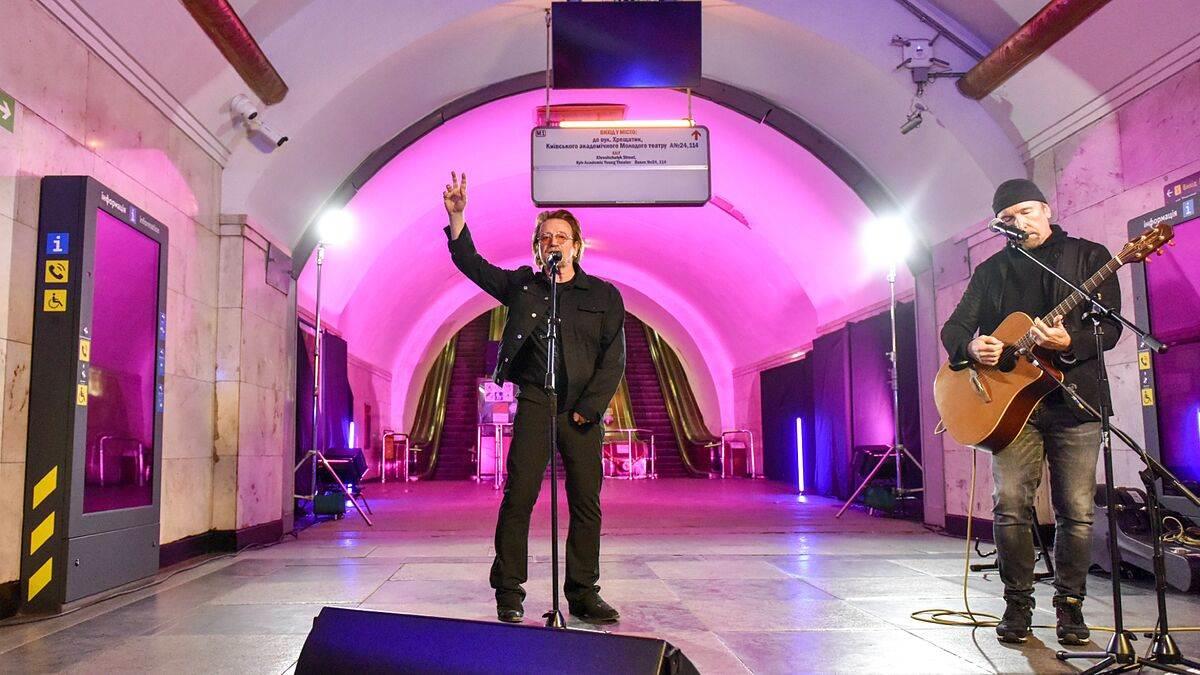 Bono, vocalista de U2, sorprende en Ucrania cantando por la paz