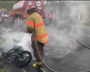 Motocicleta se incendia al presentar una falla mecánica en ciudad Cardel