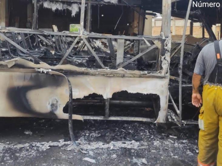 Reducido en cenizas, autobús que se incendió dentro de taller en Mendoza