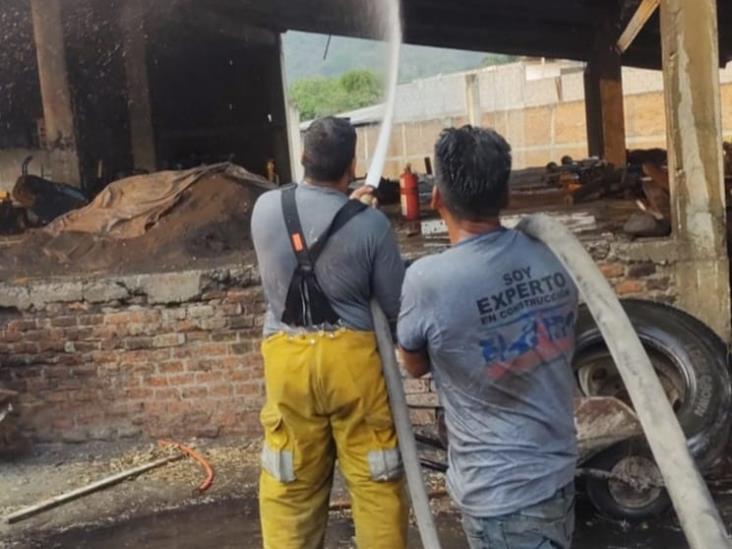 Reducido en cenizas, autobús que se incendió dentro de taller en Mendoza