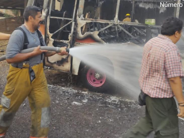 Reducido en cenizas, autobús que se incendió dentro de taller en Mendoza