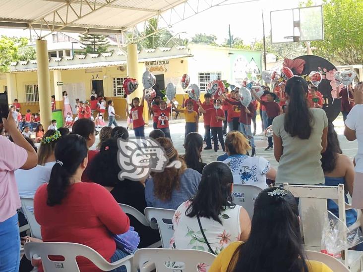 En primaria de Villa Cuichapa, celebraron a mamás con un festival