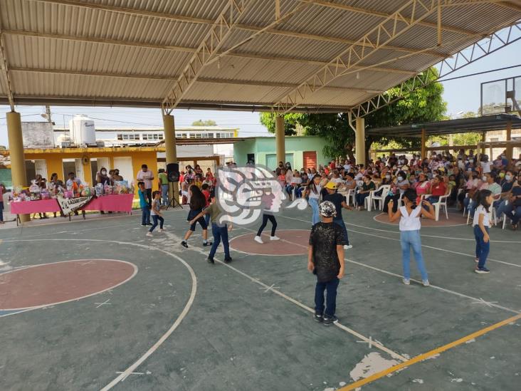 En primaria de Villa Cuichapa, celebraron a mamás con un festival