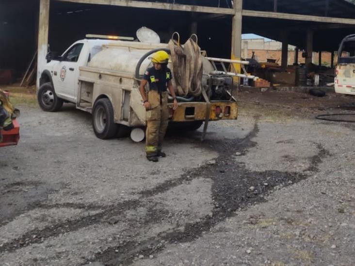 Reducido en cenizas, autobús que se incendió dentro de taller en Mendoza