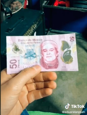 Joven recibe billete falso de 50 pesos con la imagen de Juan Gabriel