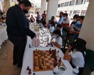 Iván Sánchez jugó 21 partidas de ajedrez simultáneas durante exhibición