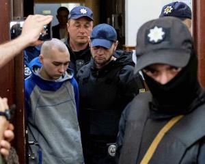 Inicia primer juicio por crímenes de guerra en Ucrania contra soldado ruso