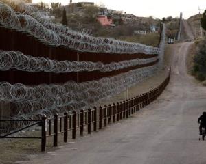 Texas entregará alambre de púas a Coahuila para detener a inmigrantes