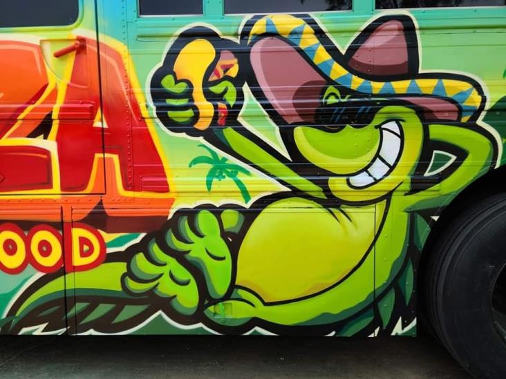 Joven muralista de Coatzacoalcos, “lo vuelve a hacer”; pinta Food Truck