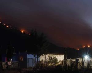 Arrecia incendio en cañón de San Lorenzo, familias lanzan plegarias para que cese