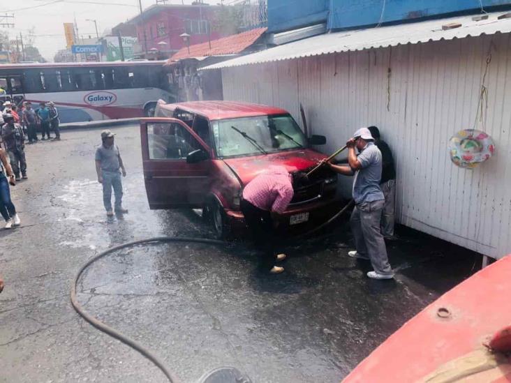 Camioneta se incendia en el centro de Tierra Blanca