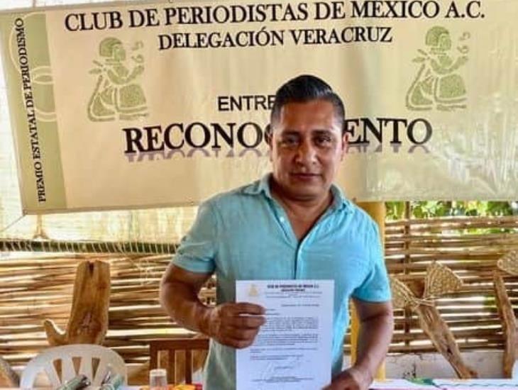 Reconocen labor de activista LGBT+ en premio estatal de periodismo