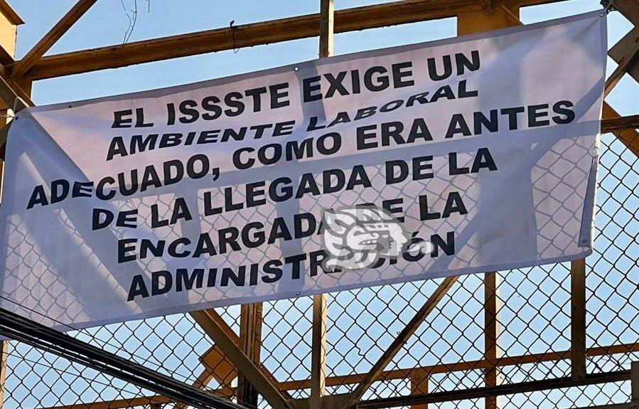 Trabajadores del ISSSTE denuncian en lonas presunto maltrato laboral en Xalapa
