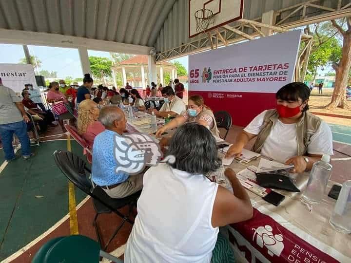 Entregaron 900 tarjetas de pensión para el bienestar en Las Choapas