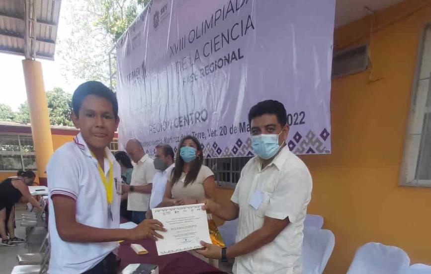 Estudiante del Telebachillerato de Salmoral gana primer lugar en concurso de química