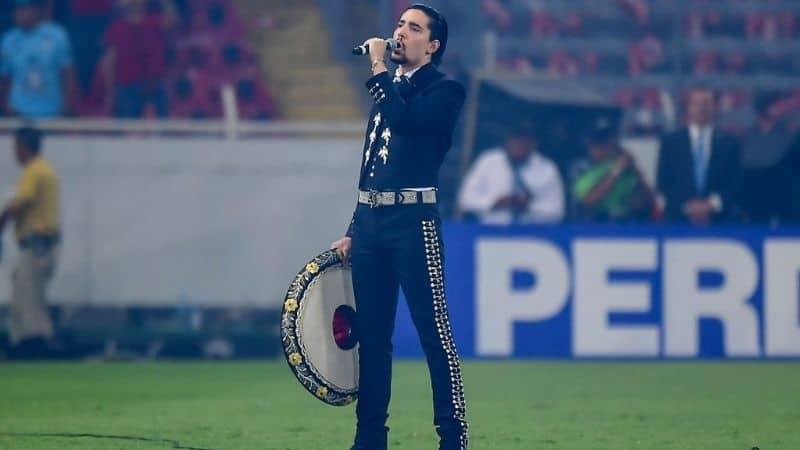 Hijo de Alejandro Fernández se equivoca al cantar Himno Nacional en partido