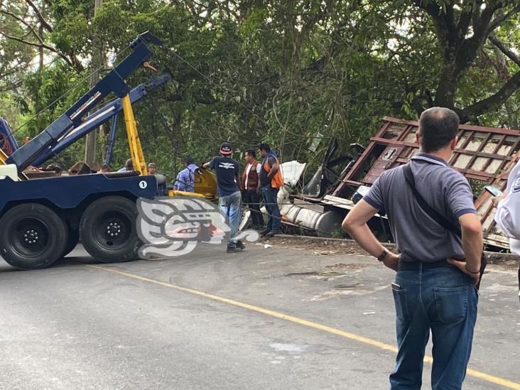 Vuelca tractocamión en la carretera Atoyac-Paso del Macho; hay un muerto